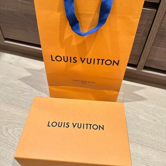 Louis Vuitton New Gift box and signature shopping/ paper bag set